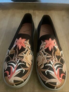 BareTraps Bonaire Black Slip-On Loafers with Pink & Beige Floral Embroidery
